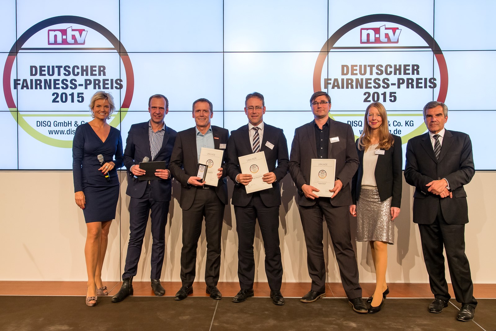 Deutsche-Politik-News.de | Gunter Jenne, Geschftsfhrer NaturEnergiePlus (Bildmitte), nahm die Auszeichnung in der Kategorie berregionale Stromanbieter entgegen